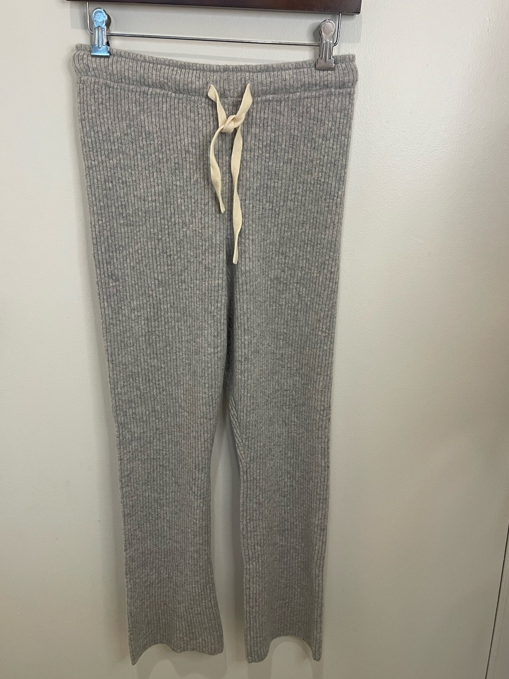 Monrow Wool-Cashmere Light Gray Ribbed Knit Sweatpants with Cream Drawstring